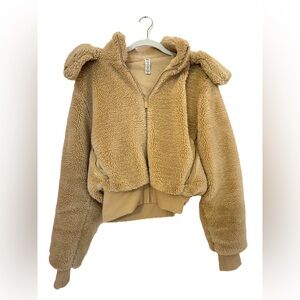 ALO Yoga: Foxy Sherpa Jacket in Camel